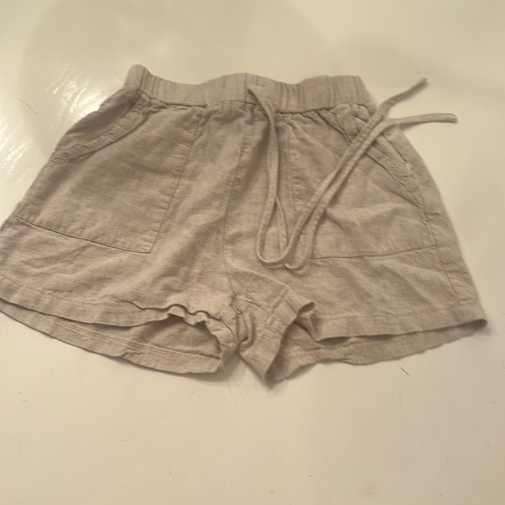 Size xxs beige shorts !